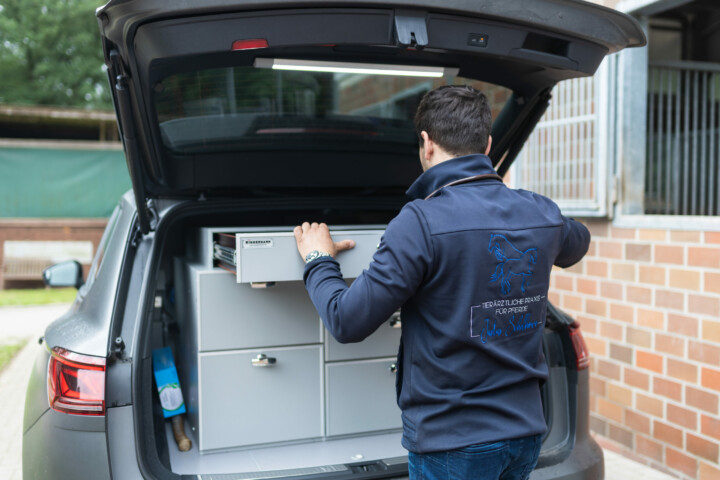Tierarzt Justus Schelhowe an der mobilen Apotheke