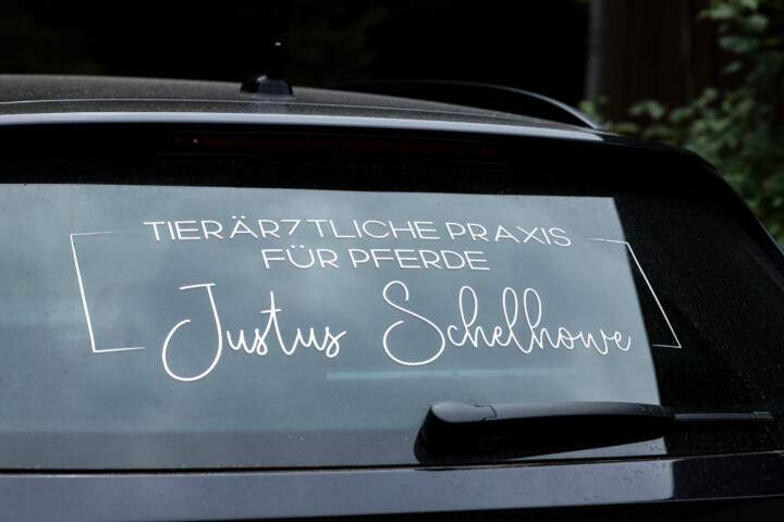 Logo der Tierräztlichen Praxis für Pferde Justus Schelhowe auf einem Auto